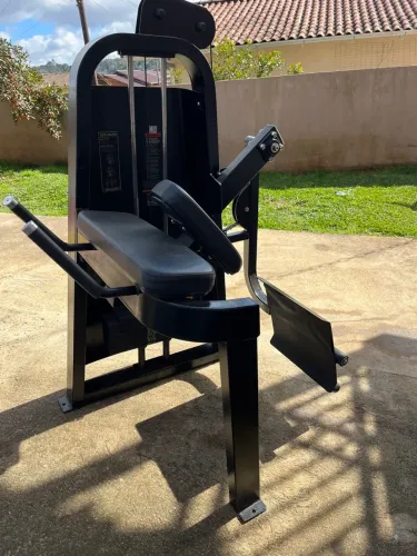 Glúteo em Pé Máquina (Importada)
