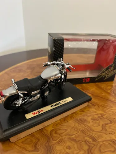 Miniatura Maisto Yamaha Vmax 1:18 com base e caixa