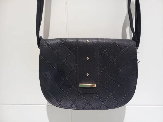 Bolsa de ombro preta em couro sintético