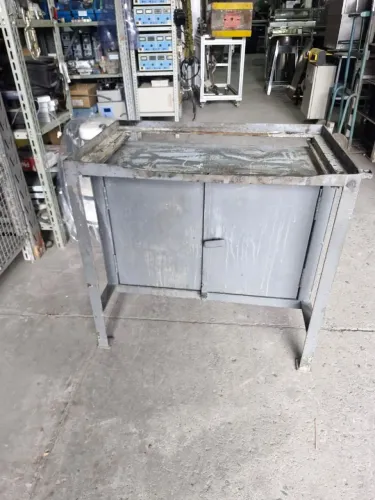 Bancada de trabalho / mesa de apoio em metal