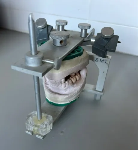 Articulador Odontológico Gnatus