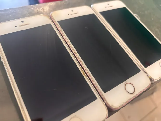Lote com 3 iPhones antigos para retirada de peças (iPhone SE + 2 iPhone 5)