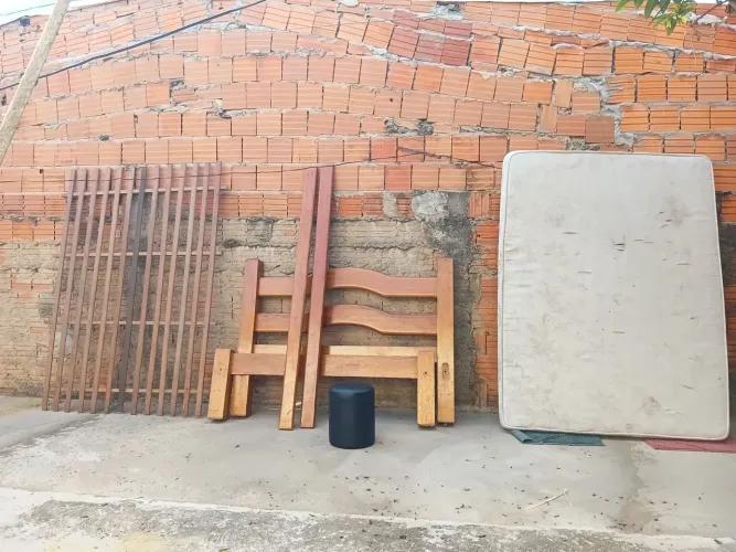 Cama de casal em madeira reforçada