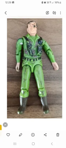 Boneco similar comandos em ação