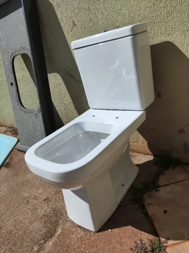 Bacia sanitária deca quadra com caixa acoplada branca nova.