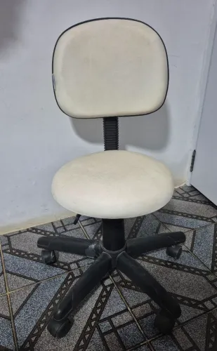 Cadeira giratória tipo mocho