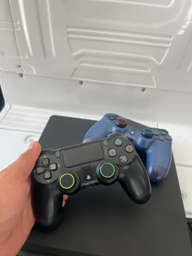 PS4 SLIM 1TB + 2 CONTROLES - ?