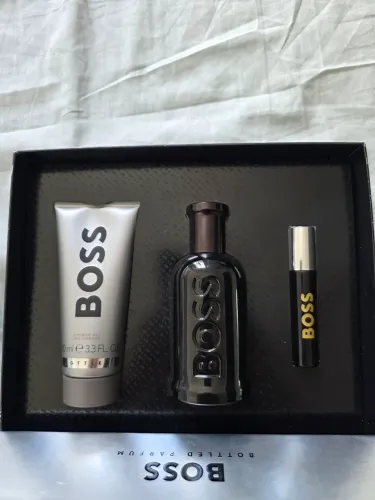 Kit do Perfume Hugo Boss Parfum 100ml + 10ml + Shower Gel 100ml