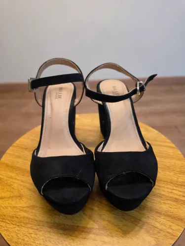 Sandália de salto grosso com meia-pata