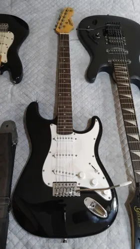 Guitarra Elétrica Vintage Earth Stratocarsters Preta e Branca