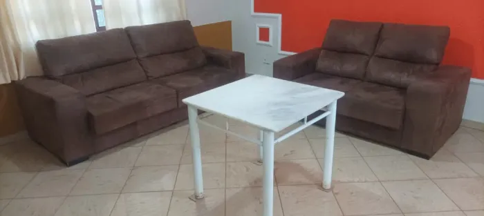 CONJUNTO DE SOFÁ 2 E 3 LUGARES. ASSENTO DESLOCÁVEL. ENCOSTO RECLINÁVEL