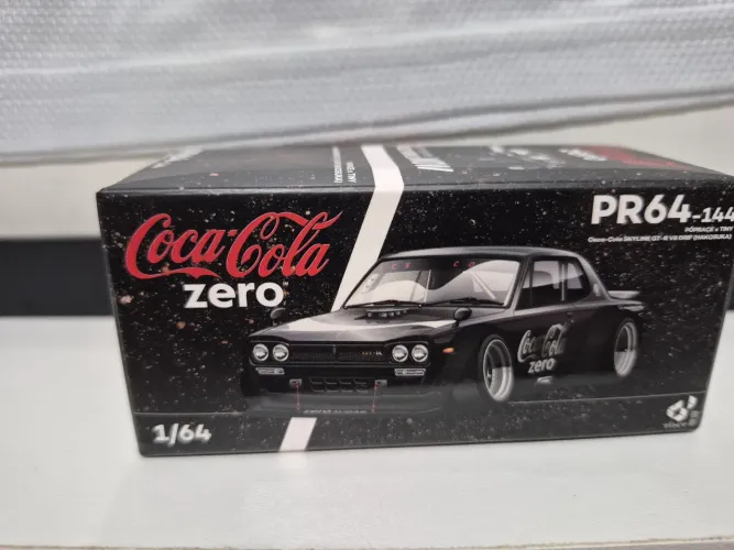 Miniatura Tiny Pop Race Nissan Skyline GT-R V8 Drift (Hakosuka) Coca-Cola Zero 1:64
