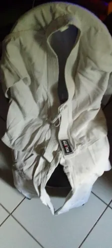 Kimono de Karatê Infantil (10 anos) <br>Usados, em bom estado.