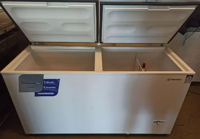 Vende-se freezer horizontal 546L semi-novo, grande e em perfeito estado