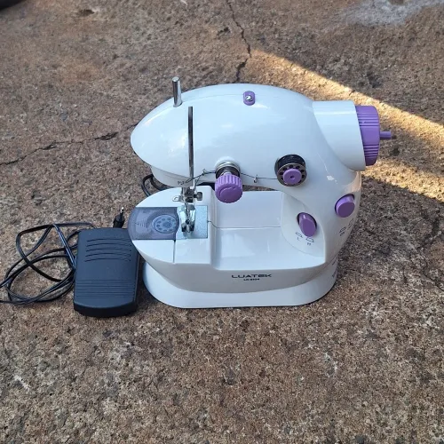Máquina de costura portátil