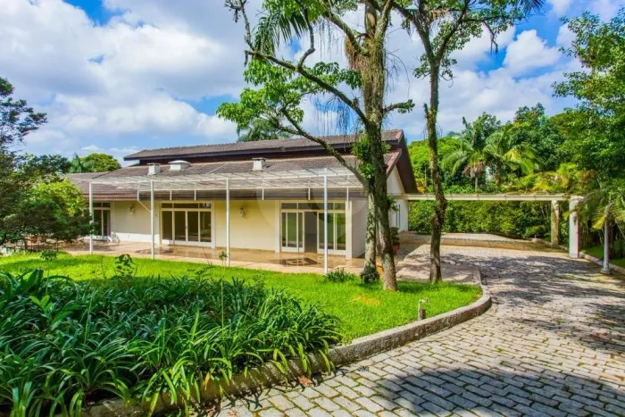 Casa para alugar com 4 suítes no condomínio Chacara Flora, São Paulo - SP