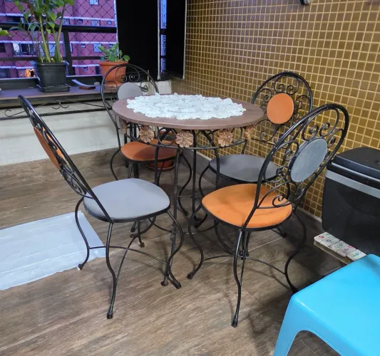 Conjunto de mesa com 4 cadeiras