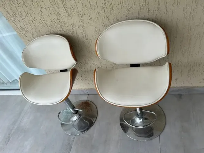 Par de Banquetas de couro