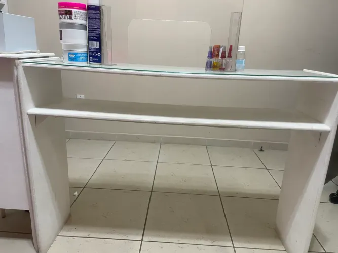 Mesa de Manicure com Tampo de Vidro e Placa de Proteção em Acrílico Usado