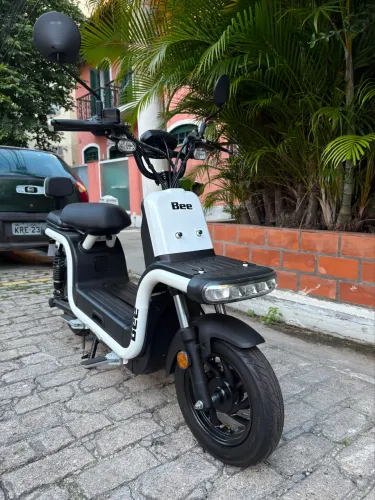 Bee U1 Branca - 22km de uso apenas