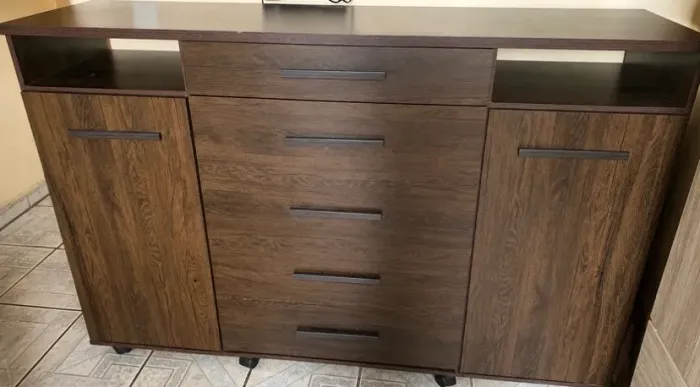 Cômoda 5 gavetas e duas portas laterais