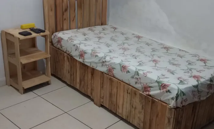 Cama de solteiro feita em paletes estilosa e bem resistente,novinha.