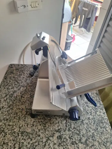 Maquina de cortar e fatiar frios semiautomatica GLP250