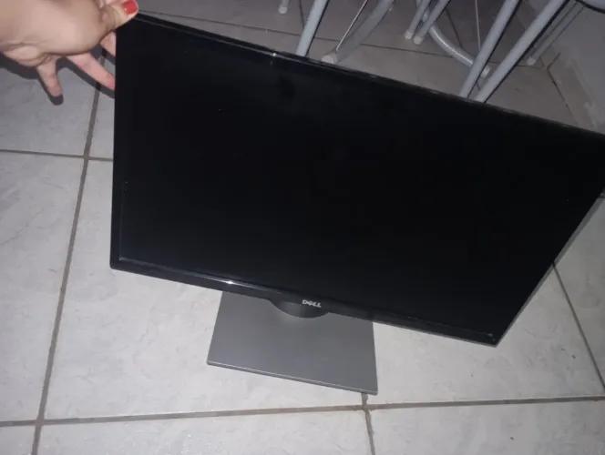 Vendo monitor com detalhe de uso