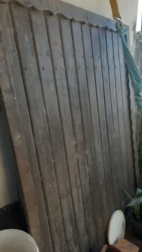 Portão de garagem em madeira
