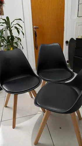 Três Cadeiras de jantar