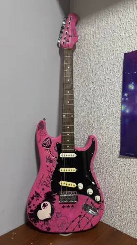 Guitarra Stratocaster Eagle EGP-10 CR Rosa - Condemned To Rock