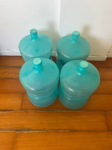 Vendo 4 galões vazio de 20 Litros