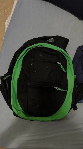 Mochila Oakley usada em ótimo estado somente sem o O na frente