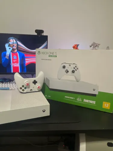 Xbox One S - 1Tb - Manet/Cabos - Minecraft incluído - Sem leitor 