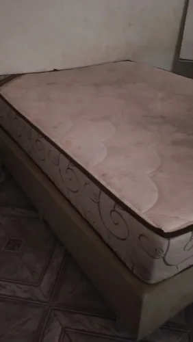 Cama box casal só está precisando de uma limpeza