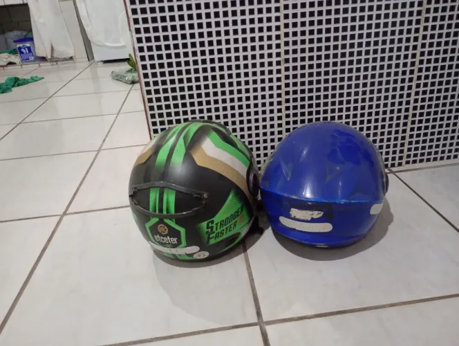 Vende-se dois capacetes 150 Reais