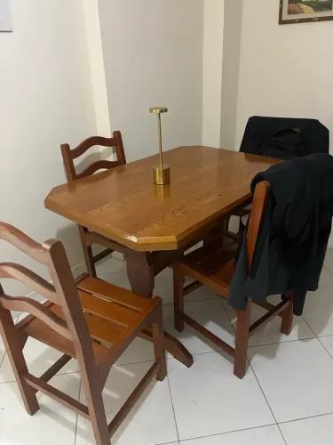 Mesa de madeira com 4 cadeiras - Medidas aproximadas em 120x80