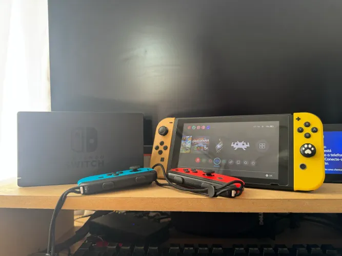 Nintendo Switch + Cartão 128GB com Jogos + 4 Joy-Cons