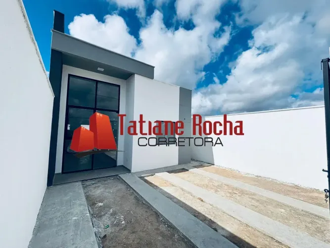 Vendo excelente casa em rua pública no bairro Sim.
