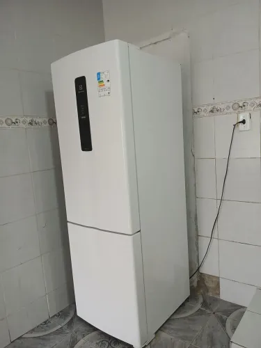 Vendo uma geladeira Electrolux 400 litros sem marca de uso congelador embaixo