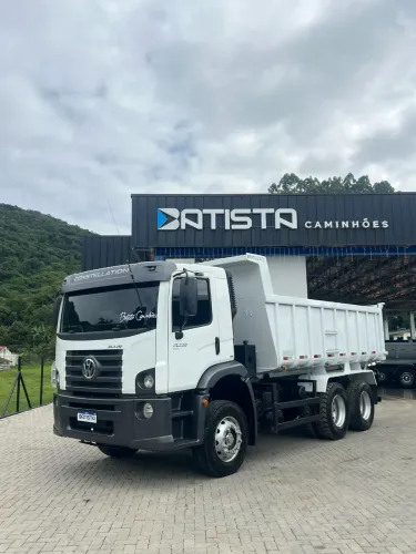 Vw 31-330 2023 6x4 - Caçamba Rodoeixo 12m3 - Baixo KM