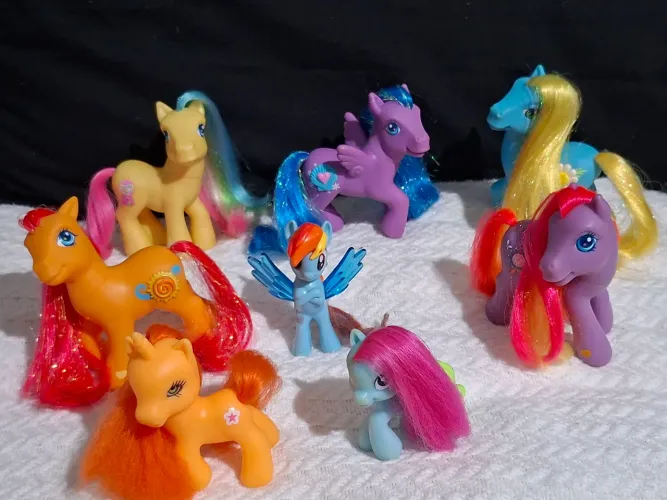 Lote de poneys original o pequeno laranja possui olho tridimensional .