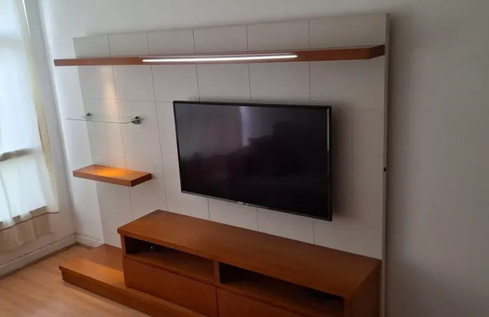 Home Theater Luxo 2,40m - Painel Off-White com LED e Gavetões