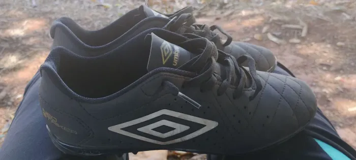 Chuteira society Umbro Neo Striker T.40