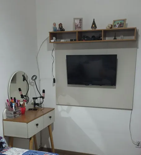 Jogo de Penteadeira com 2 gavetas e espelho e Puff mas Painel de tv de 1.20 lsrgura .
