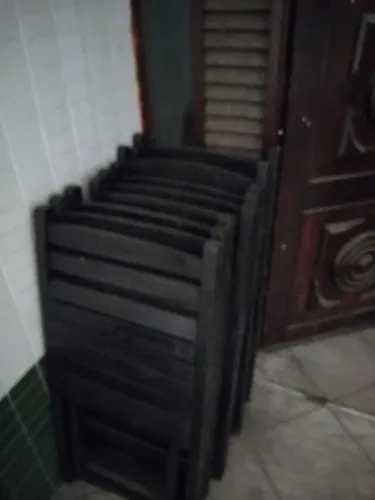 Vendo 10 cadeiras de madeira e 2 mesas de plástico