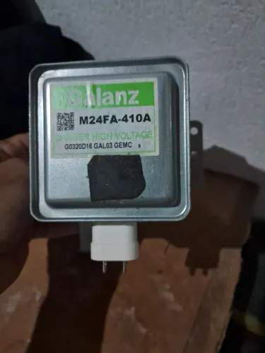 Peças de ventiladores e micro-ondas.