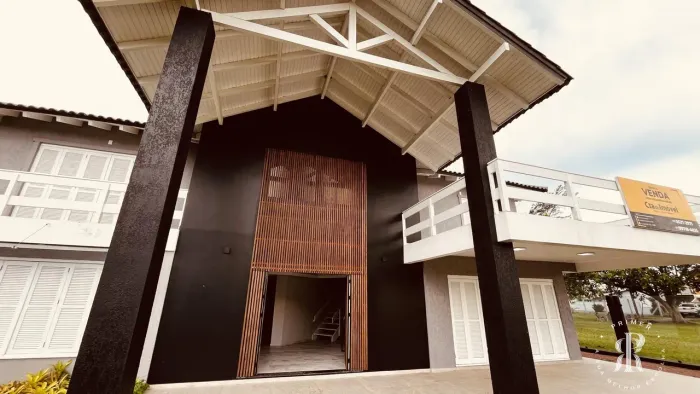 Sobrado com 482m², 2 terrenos, de esquina com alameda em Imbe-RS