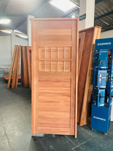 PORTA EM MADEIRA - Valor à vista 770,00