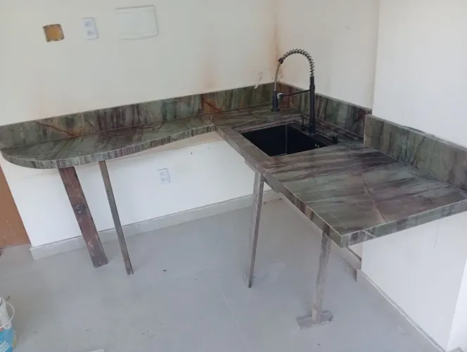 Bancada de cozinha rebaixado italiano quartzo esmeralda mais. Completo de mesa